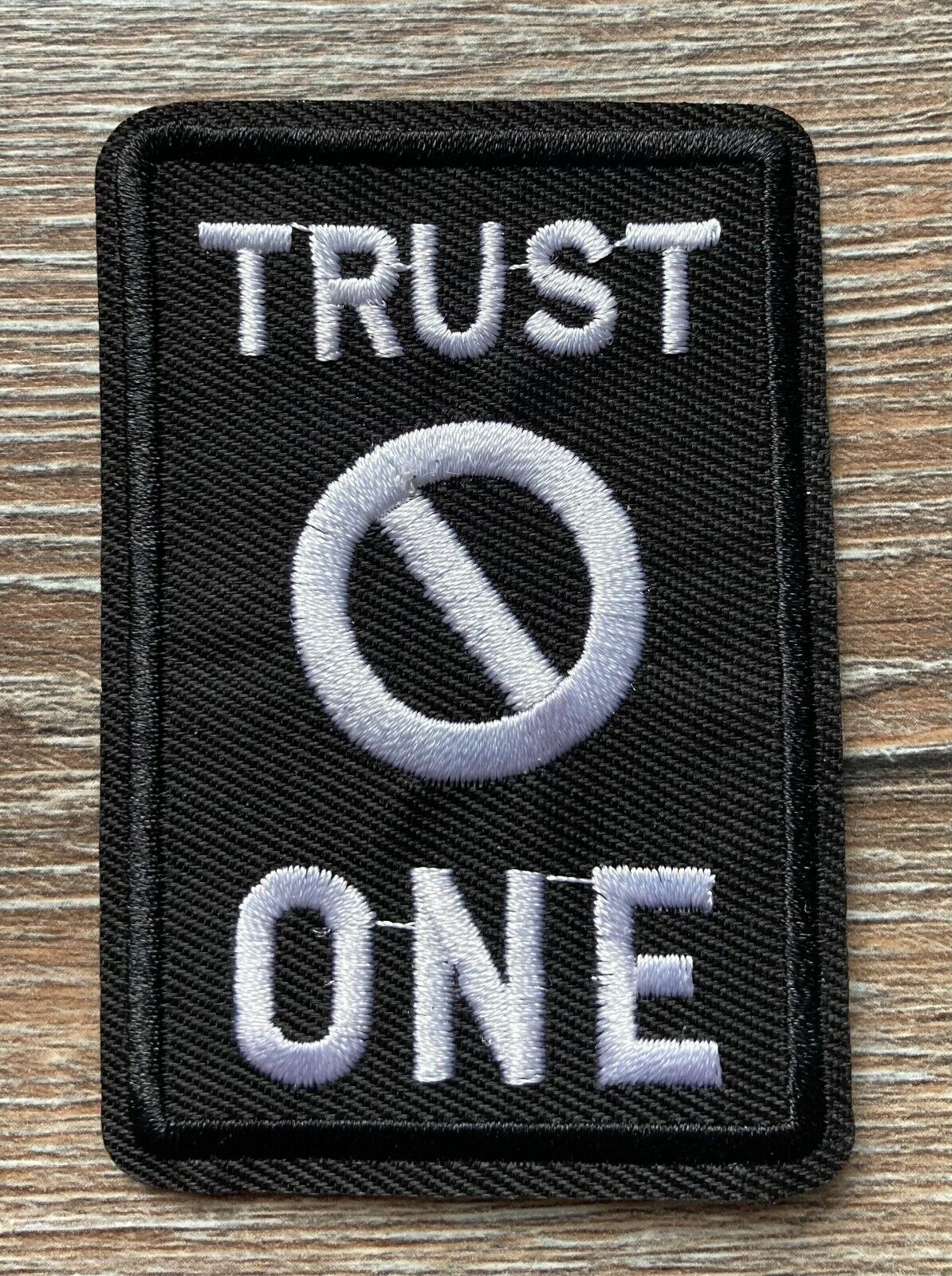 Trust No One Patch Aufnäher Bügelbild Festival Konzert Test Spruch