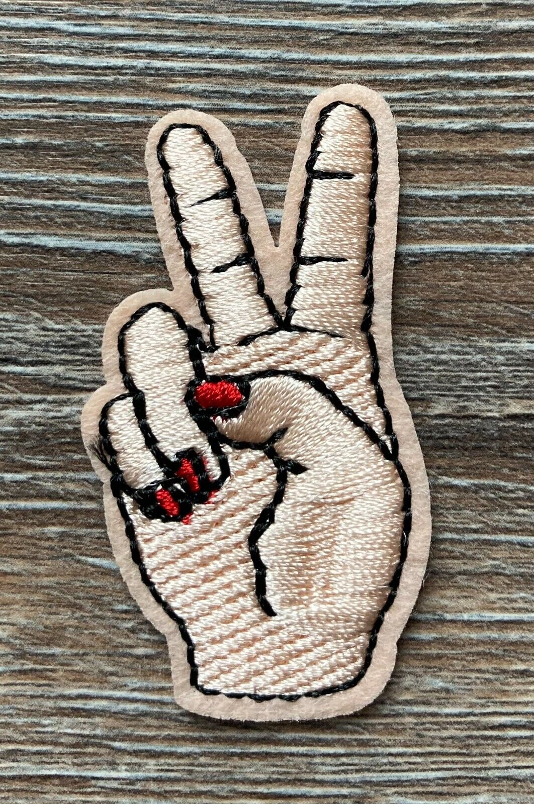 Peace Zeichen Patch Aufnäher Bügelbild Frauenhand Nagellack